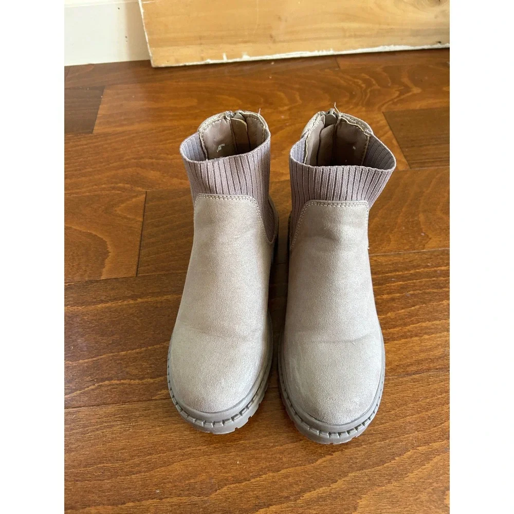 Steve Madden Girls Taupe Faux Suede Lug Sole Chelsea Ankle Boots‎ Size  2